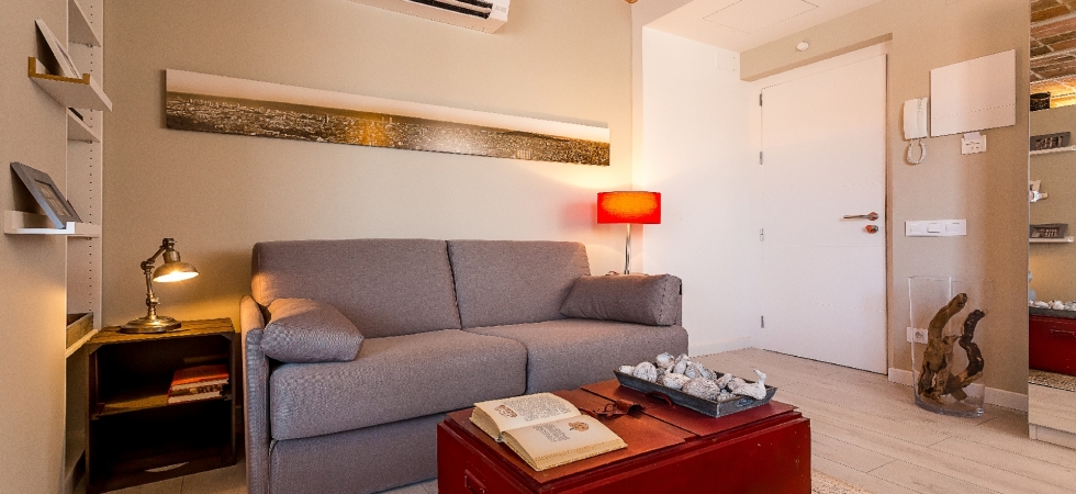 6285) Urban District Apartments Barcelona / Living area with a double sofa bed