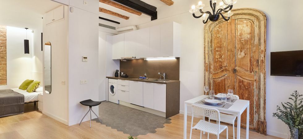 9408) UD - Sant Antoni Apartment with Balcony - MID TERM RENTALS, Barcelona