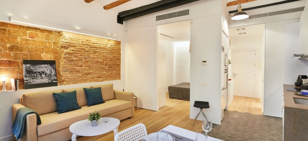 9409) UD - Sant Antoni Apartment with Balcony - MID TERM RENTALS, Barcelona