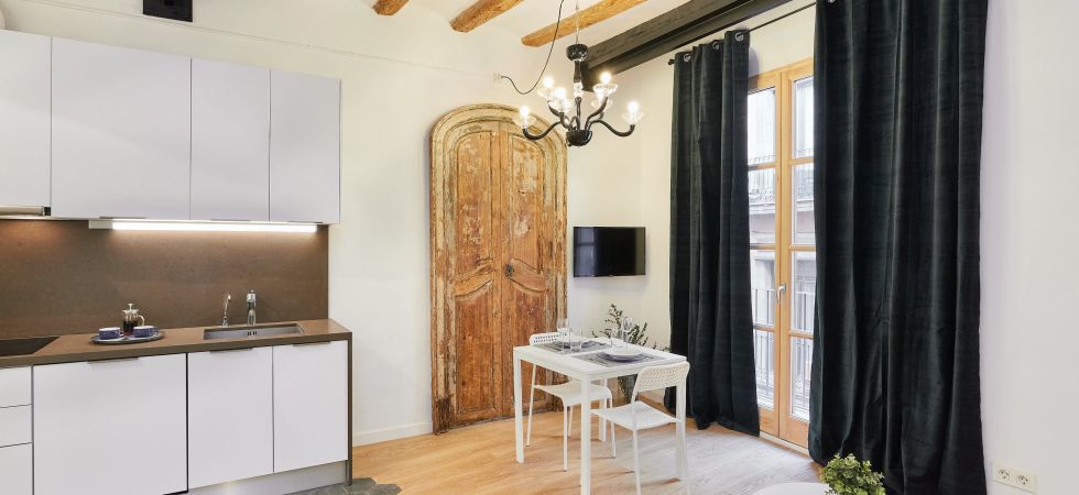 9412) UD - Sant Antoni Apartment with Balcony - MID TERM RENTALS, Barcelona
