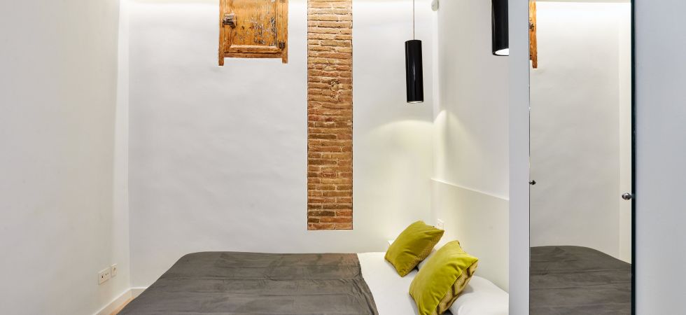 9415) UD - Sant Antoni Apartment with Balcony - MID TERM RENTALS, Barcelona